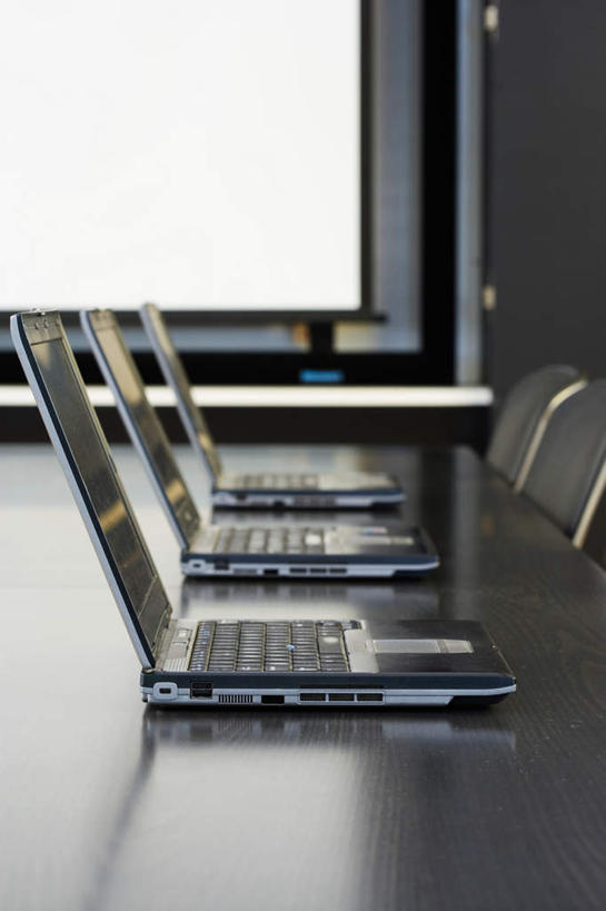 无人,会议室,竖图,室内,白天,正面,电脑,笔记本电脑,显示器,家具,桌子,一排,阴影,整齐,反射,网络,屏幕,影子,办公桌,会议桌,通讯设备,显示屏,排列,三台,无线,队列,通信设备,无线网络,无线上网,便携式电脑,输出设备,办公家具,手提电脑,彩图