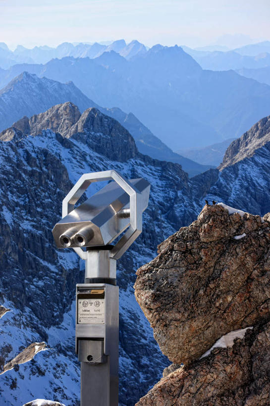 无人,竖图,俯视,室外,白天,旅游,度假,仪器,科技,美景,山,雪,雪山,大雪,德国,欧洲,眺望,阴影,检查,研究,反射,分析,光线,科学,望远镜,影子,冰,积雪,景观,山峰,雪景,冬季,冬天,山峦,娱乐,一个,蓝色,蓝天,天空,阳光,自然,天,观察,享受,休闲,景色,放松,寒冷,清晰,探索,放大,晴朗,单个,观看,仔细,科研,冰冷,科学技术,瞭望,聚焦,西欧,关注,自然风光,远视镜,瞭望镜,万里无云,德意志联邦共和国,光学,清楚,严寒,冰凉,酷寒,凛冽,凛凛,极冷,巴伐利亚,巴伐利亚州,拜恩州,拜恩自由州,楚格峰,晴空,晴空万里,彩图,高角度拍摄,投币式望远镜,光学仪器,千里镜