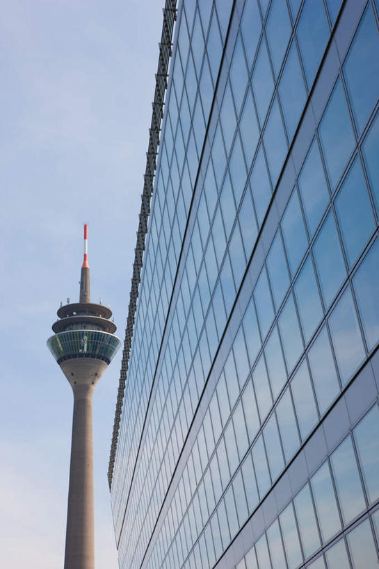 无人,高楼大厦,竖图,室外,白天,仰视,旅游,度假,办公楼,窗户,落地窗,标志建筑,大厦,地标,建筑,摩天大楼,写字楼,德国,欧洲,一排,许多,阴影,整齐,并列,并排,高大,光线,影子,塔,宏伟,娱乐,建设,玻璃窗,排列,蓝色,蓝天,天空,阳光,楼宇,天,享受,休闲,旅游胜地,商务楼,放松,晴朗,西欧,队列,平行,玻璃幕墙,万里无云,德意志联邦共和国,首府,北威州,杜塞尔多夫,北莱茵.威斯特法伦州,高峻,嵬峨,莱茵塔,晴空,晴空万里,彩图,低角度拍摄,大楼,高层建筑,高楼,摩天楼