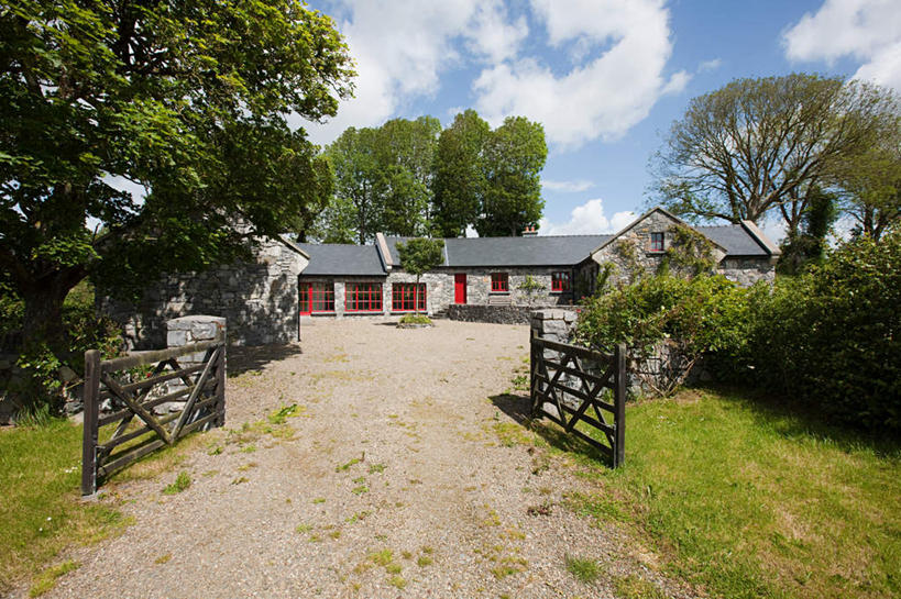 无人,家,栏杆,横图,室外,白天,正面,旅游,度假,草地,草坪,美景,植物,道路,路,爱尔兰,欧洲,栅栏,房屋,屋子,景观,篱笆,云,云朵,围栏,小路,交通,云彩,娱乐,护栏,楼房,住宅,草,树,树木,蓝色,绿色,白云,蓝天,天空,自然,天,享受,休闲,景色,放松,生长,晴朗,成长,西欧,自然风光,爱尔兰共和国,康诺特省,高威郡,戈尔韦郡,晴空,彩图,房子