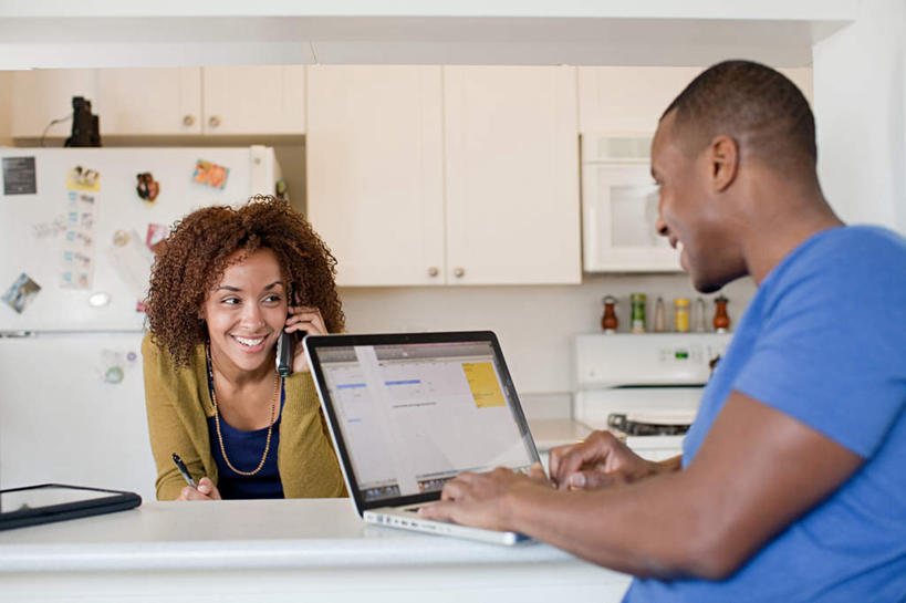 西方人,中年人,两个人,家庭,夫妻,坐,笑,打电话,微笑,露齿笑,横图,室内,白天,正面,爱情,电脑,笔记本电脑,厨房,柜子,桌面,桌子,电话,手机,项链,欧洲,非洲,黑人,欧洲人,敲打,握,服装,朦胧,模糊,装饰,网络,木制,电器,冰箱,储物柜,浪漫,拿,听,拿着,注视,休闲装,输入,通讯设备,冷冻,冷柜,装饰品,衣服,木制品,饰品,首饰,冷藏柜,打字,观察,看,休闲,温暖,温馨,一家人,休闲服,恩爱,握着,恋人,服饰,冷藏,观看,储藏,点击,华丽,修饰,敲击,点缀,和睦,察看,无线,家电,家用电器,储存,关注,通信设备,无线网络,无线上网,便携式电脑,衬托,美观,雅致,雅观,保鲜,储备,蕴藏,贮备,冰箱贴,交流,按键,手提电脑,男人,男性,女人,女性,中年男性,中年女性,非洲人,夫妇,情侣,沟通,通话,坐着,半身,彩图,灶间,伴侣,融洽,贮存,磁贴