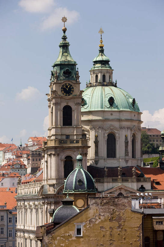 无人,家,教堂,竖图,室外,白天,正面,旅游,度假,植物,标志建筑,地标,建筑,欧洲,捷克,阴影,节日,光线,影子,房屋,屋子,云,云朵,首都,云彩,文化,娱乐,建设,楼房,住宅,树,树木,蓝色,绿色,白云,蓝天,天空,阳光,自然,天,祈祷,享受,休闲,健康,旅游胜地,放松,许愿,宗教,信仰,生长,晴朗,成长,纪念,祈求,基督教,天主教,信念,中欧,捷克共和国,布拉格,圣尼古拉教堂,平安,晴空,彩图,房子,大教堂,礼拜堂