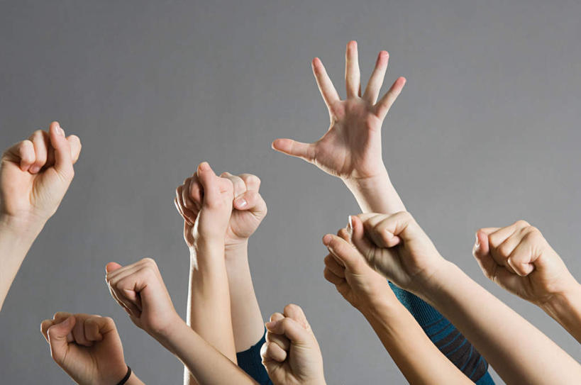 西方人,儿童,手,伙伴,朋友,举,横图,室内,特写,白天,正面,友谊,纯洁,欧洲,欧洲人,五个人,灰色背景,许多人,小孩,手势,托,握拳,一群人,同学,手部,可爱,童年,童趣,摄影,影棚,猜拳,校友,划拳,童真,烂漫,无邪,同窗,学友,天真,友情,男孩,男人,男性,女孩,女人,女性,白种人,举起,举手,举着,向上举,向上伸,向上托,半身,彩图,影棚拍摄,拍摄,五指张开,男生,女生