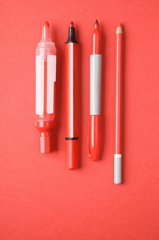 无人,竖图,俯视,室内,特写,白天,静物,一排,阴影,红色背景,整齐,反射,笔,影子,办公用品,水笔,文具,排列,学习用品,四支,摄影,影棚,文具用品,队列,彩图,高角度拍摄,影棚拍摄,拍摄