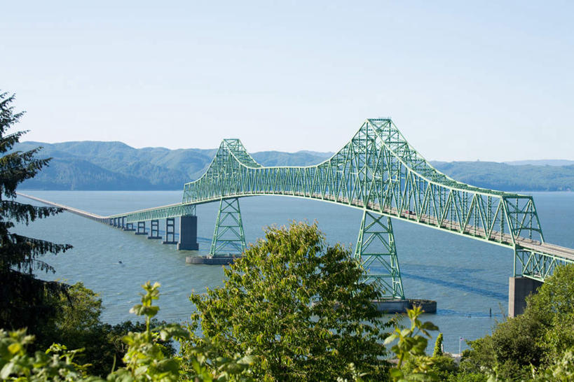 无人,横图,室外,白天,正面,旅游,度假,河流,山,山脉,水,植物,标志建筑,大桥,地标,建筑,立交桥,桥梁,华盛顿,美国,阴影,波纹,光线,影子,河水,山峰,水流,高架,斜拉桥,桥,涟漪,山峦,娱乐,建设,树,树木,蓝色,绿色,倒影,蓝天,水纹,天空,阳光,自然,波浪,群山,天,享受,休闲,旅游胜地,放松,生长,晴朗,成长,倒映,北美,北美洲,美洲,俄勒冈州,华盛顿州,万里无云,俄勒冈,水晕,常绿之州,常青州,北亚美利加洲,亚美利加洲,落日之州,水獭之州,海狸州,反照,阿斯托利亚.梅格勒大桥,晴空,晴空万里,彩图