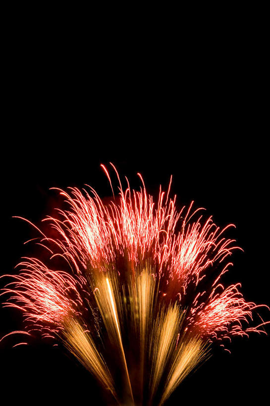 无人,竖图,彩色,室外,夜晚,仰视,旅游,度假,美景,烟火,夜景,阴影,庆祝,反射,影子,景观,娱乐,自然,焰火,享受,休闲,景色,放松,庆贺,壮丽,自然风光,祝贺,礼花,烂漫,花炮,礼花炮,灿艳,绮丽,绚丽,烟花,彩图,低角度拍摄