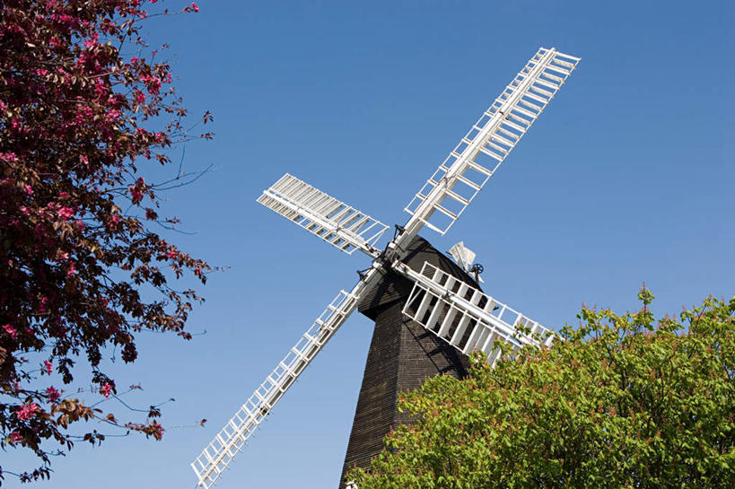 无人,横图,室外,白天,仰视,度假,灌溉,美景,植物,城市风光,城市,风车,英国,欧洲,阴影,环保,光线,影子,景观,娱乐,树,树木,蓝色,绿色,蓝天,天空,阳光,自然,天,享受,休闲,景色,放松,生长,能源,晴朗,成长,回收,资源,浇灌,荷兰风车,西欧,大不列颠,利用,低碳,循环,大不列颠及北爱尔兰联合王国,万里无云,磨坊,肯特郡,大不列颠联合王国,日不落英帝国,持续,晴空,晴空万里,彩图,低角度拍摄