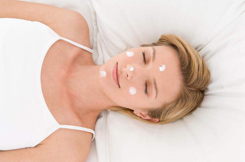 西方人,脸,头,脸颊,一个人,躺,闭眼,笑,微笑,横图,俯视,室内,特写,白天,床,卧室,欧洲,欧洲人,仅一个年轻女性,仅一个女性,仅一个人,服装,朦胧,模糊,床单,休闲装,被子,肩膀,衣服,白色,休闲,休闲服,服饰,单人床,被单,润肤乳,卧着,年轻女性,女人,女性,白种人,头部,脸部,脸蛋,面部,闭眼睛,闭着眼,闭着眼睛,躺着,卧,半身,彩图,高角度拍摄,睡房,卧房