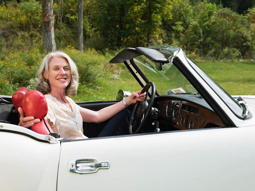 西方人,一个人,坐,笑,微笑,露齿笑,横图,室外,白天,侧面,草地,草坪,植物,汽车,欧洲,欧洲人,仅一个女性,仅一个人,一辆,服装,朦胧,模糊,跑车,扭头,注视,休闲装,车,草,树,树木,衣服,绿色,自然,交通工具,观察,看,转头,仅一个中年女性,休闲,休闲服,服饰,转身,生长,成长,观看,察看,关注,载具,敞篷跑车,女人,女性,中年女性,白种人,坐着,半身,彩图