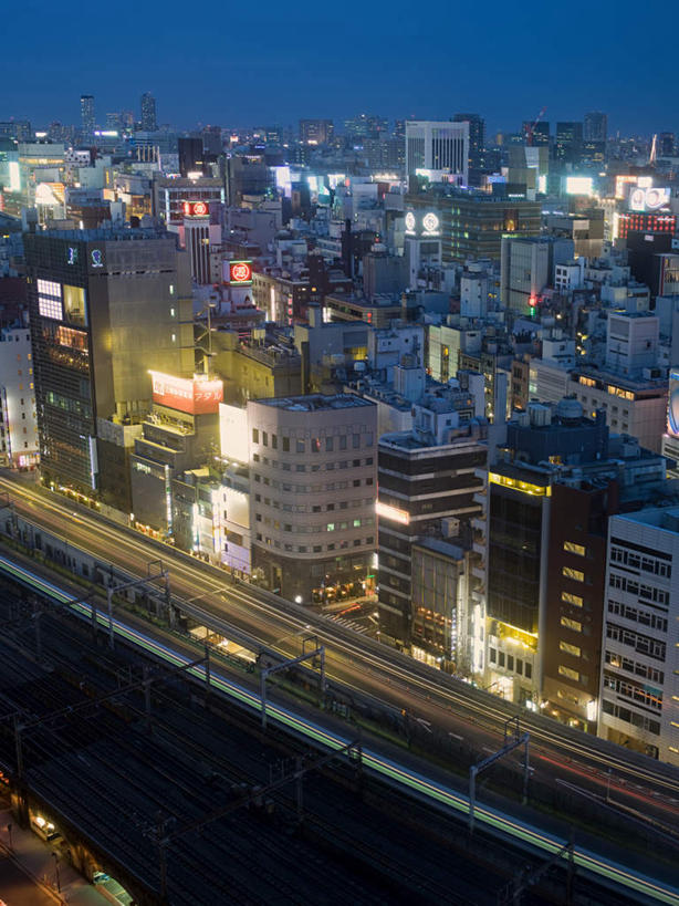 无人,高楼大厦,竖图,俯视,航拍,室外,夜晚,大厦,道路,建筑,路,摩天大楼,夜景,公路,汽车,日本,亚洲,许多,阴影,朦胧,模糊,光线,影子,高架,灯光,分界线,停车线,交通,车,排列,交通工具,轿车,车行道,车行道分界线,鸟瞰,载具,标线,高架桥,东亚,车行线,高架道路,跨线桥,日本国,灯火辉煌,摆列,火树银花,灯烛辉煌,马路,彩图,高角度拍摄,大楼,高层建筑,高楼,摩天楼,布列,分列
