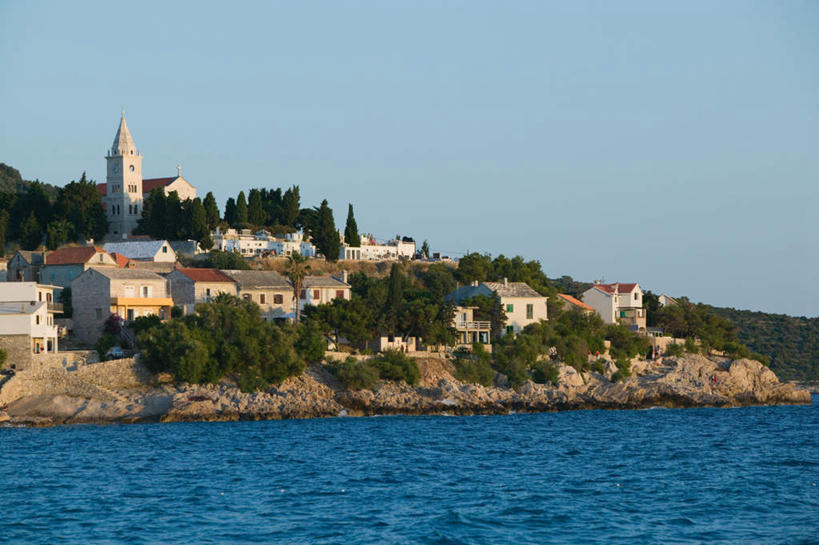 无人,家,教堂,横图,室外,白天,正面,度假,河流,美景,水,城市风光,城市,欧洲,克罗地亚,节日,房屋,屋子,河水,景观,水流,文化,娱乐,楼房,住宅,蓝色,蓝天,天空,天,祈祷,享受,休闲,健康,景色,放松,许愿,宗教,信仰,晴朗,纪念,祈求,信念,万里无云,克罗地亚共和国,达尔马提亚,达尔马提亚群岛,平安,晴空,晴空万里,彩图,房子,大教堂,礼拜堂