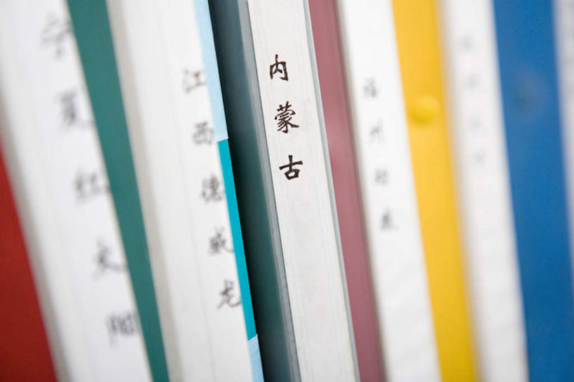 无人,横图,彩色,室内,特写,白天,正面,静物,一排,许多,阴影,朦胧,模糊,整齐,反射,标志,文字,影子,字符,标识,排列,汉字,五颜六色,色彩斑斓,队列,中文,五彩缤纷,文件架,资料架,国文,华文,五彩斑斓,文件框,文件座,资料档,资料座,五光十色,彩图