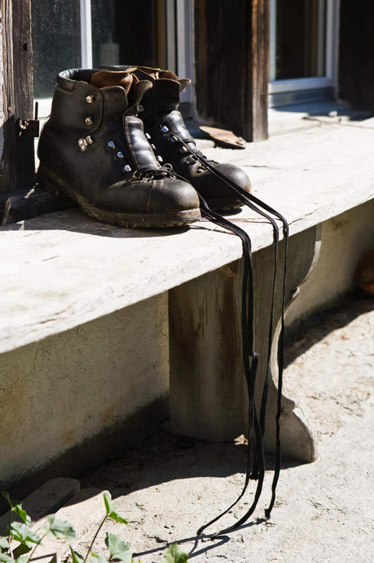 无人,竖图,室外,特写,白天,正面,窗户,鞋子,叶子,瑞士,欧洲,一双,阴影,光线,影子,绿叶,靴子,玻璃窗,阳光,嫩叶,牛仔靴,中欧,瑞士联邦,叶,叶片,彩图