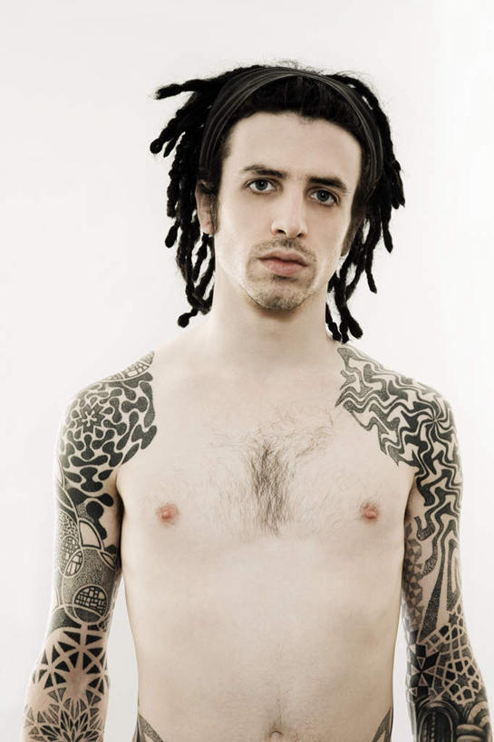 西方人,一个人,站,竖图,室内,白天,白色背景,正面,时尚,欧洲,欧洲人,仅一个男性,仅一个人,注视,文化,裸露,纹身,仅一个年轻男性,黑色,观察,看,站着,个性,摄影,信仰,影棚,观看,察看,关注,刺青,裸,追求,想象,文身,勇气,崇拜,张扬,男人,男性,年轻男性,白种人,站立,半身,彩图,影棚拍摄,拍摄,雷鬼头