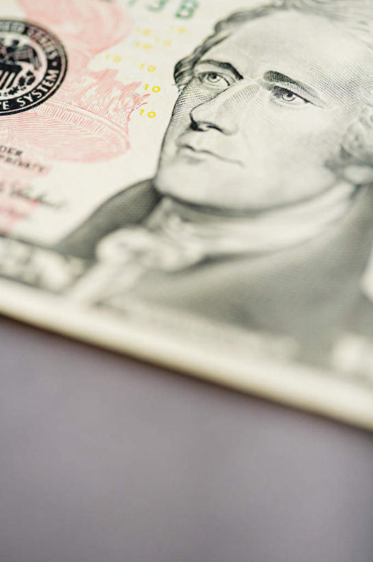 西方人,脸,头,脸颊,一个人,无人,竖图,俯视,室内,特写,白天,钱,美元,静物,欧洲,欧洲人,仅一个男性,仅一个人,仅一个中年男性,一张,阴影,灰色背景,朦胧,模糊,反射,标志,钱币,文字,影子,字符,美金,标识,汉字,钞票,金融,纸币,摄影,影棚,经济,军人,总统,中文,美圆,流通,纸钞,贸易,国文,华文,政治家,美国总统,杰弗逊.汉密尔顿.戴维斯,货币,现金,男人,男性,中年男性,白种人,头部,脸部,脸蛋,面部,半身,彩图,高角度拍摄,影棚拍摄,拍摄