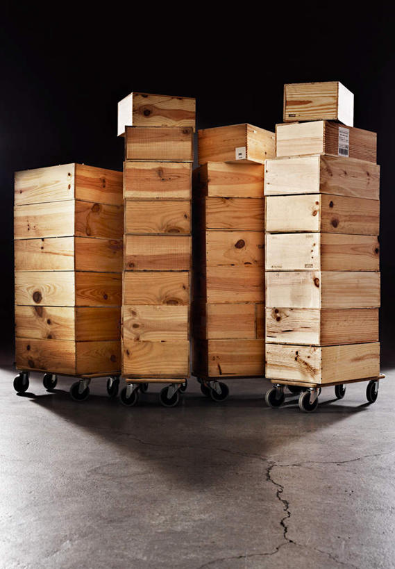 无人,竖图,室内,白天,正面,静物,购物车,一堆,一排,许多,阴影,堆叠,堆积,黑色背景,整齐,反射,包装,影子,纸箱,车,排列,容器,手推车,箱子,摄影,影棚,堆,便利,存放,队列,载具,纸板箱,包装箱,四辆,快捷,方便,寄存,寄放,暂存,彩图,影棚拍摄,拍摄