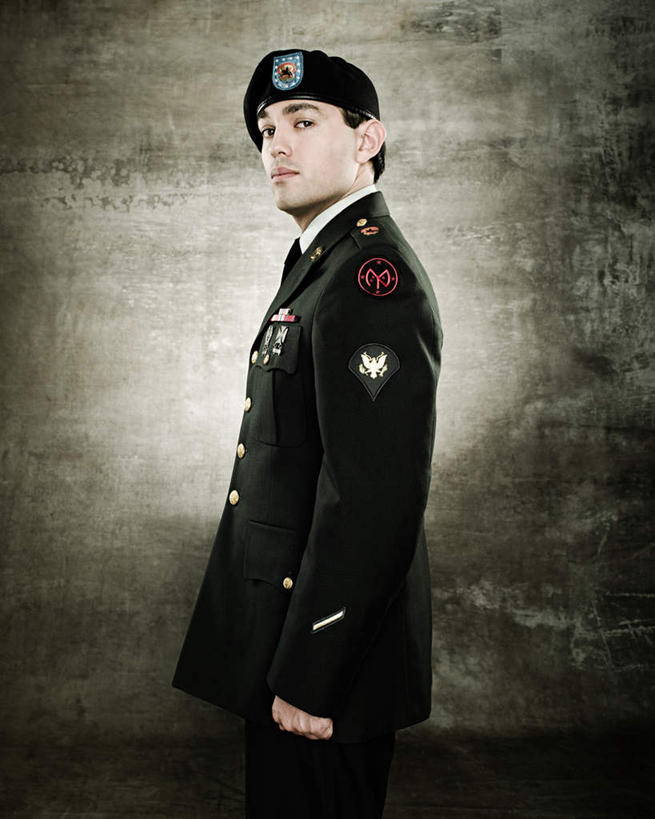 西方人,一个人,站,竖图,室内,白天,侧面,西装,成功,胜利,帽子,欧洲,欧洲人,仅一个男性,仅一个人,阴影,灰色背景,套装,正装,反射,影子,扭头,注视,职业装,礼帽,仅一个年轻男性,观察,看,站着,转头,光彩,摄影,影棚,观看,军人,察看,武士,关注,奖牌,奖章,荣誉,奖品,胸章,荣耀,甲士,光荣,男人,男性,年轻男性,白种人,站立,半身,彩图,影棚拍摄,拍摄