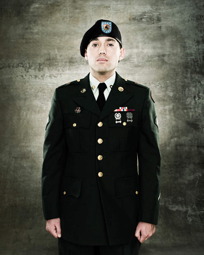 西方人,一个人,站,竖图,室内,白天,正面,衬衫,西装,成功,胜利,帽子,欧洲,欧洲人,仅一个男性,仅一个人,阴影,灰色背景,套装,正装,反射,影子,领带,注视,职业装,礼帽,仅一个年轻男性,观察,看,站着,光彩,摄影,影棚,观看,军人,察看,武士,关注,奖牌,奖章,荣誉,奖品,胸章,荣耀,甲士,光荣,男人,男性,年轻男性,白种人,站立,半身,彩图,影棚拍摄,衬衣,拍摄