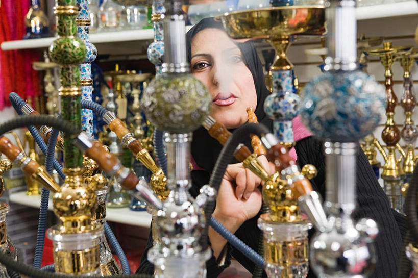 西方人,一个人,商店,站,横图,室内,白天,正面,香烟,欧洲,欧洲人,仅一个女性,仅一个人,握,阴影,服装,朦胧,模糊,装饰,反射,罐子,影子,注视,休闲装,商铺,衣服,玻璃瓶,瓶子,观察,看,站着,仅一个中年女性,休闲,休闲服,烟,握着,服饰,观看,华丽,修饰,点缀,察看,挑选,关注,选择,衬托,美观,雅致,雅观,水烟,市肆,商号,采选,遴选,筛选,挑拣,挑撰,女人,女性,中年女性,白种人,烟草,站立,半身,彩图,店铺