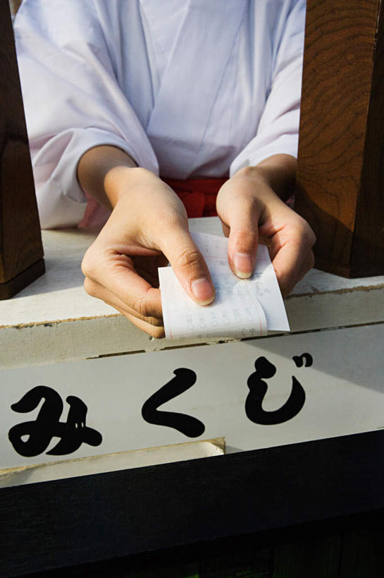 东方人,手,一个人,竖图,室内,特写,白天,正面,民族服装,亚洲,仅一个年轻女性,仅一个女性,仅一个人,握,服装,辟邪,日文,标志,文字,纸,字符,拿,拿着,黄种人,文化,标识,衣服,祈祷,健康,手部,握着,许愿,服饰,祈求,护身符,衣着,穿着,日语,驱邪,护符,保佑,庇佑,御守,衣饰,平安,年轻女性,女人,女性,亚洲人,半身,彩图,传统服装,民俗服