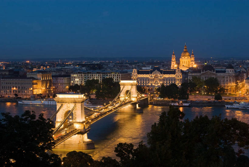 无人,家,横图,俯视,航拍,室外,夜晚,度假,河流,美景,水,植物,城市风光,城市,夜景,欧洲,匈牙利,阴影,朦胧,模糊,光线,影子,房屋,屋子,河水,景观,水流,公寓,桥,灯光,首都,娱乐,洋房,楼房,住宅,树,树木,蓝色,绿色,蓝天,天空,自然,天,享受,休闲,景色,放松,吊桥,生长,成长,人行桥,悬索桥,布达佩斯,鸟瞰,吊杆,中欧,匈牙利共和国,锚锭,悬索,链子桥,彩图,高角度拍摄,房子