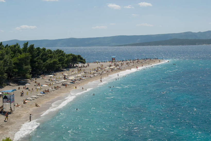 西方人,站,坐,横图,俯视,航拍,室外,白天,泳装,比基尼,旅游,度假,海浪,海洋,美景,沙滩,山,山脉,树林,植物,欧洲,克罗地亚,欧洲人,阴影,光线,沙子,影子,地平线,海岸,景观,浪花,山峰,云,云朵,辽阔,地面,沙地,山峦,许多人,云彩,注视,娱乐,树,树木,蓝色,绿色,白云,蓝天,天空,阳光,自然,海水,群山,天,观察,看,站着,一群人,享受,休闲,广阔,景色,放松,生长,晴朗,成长,观看,一望无际,察看,鸟瞰,关注,自然风光,延伸,海景,天地相交,克罗地亚共和国,无边无际,一马平川,布拉奇岛,男人,男性,年轻男性,年轻女性,女人,女性,白种人,大海,风浪,海,海水的波动,海滩,近岸浪,涌浪,晴空,站立,坐着,彩图,高角度拍摄,全身,三点式,泳衣