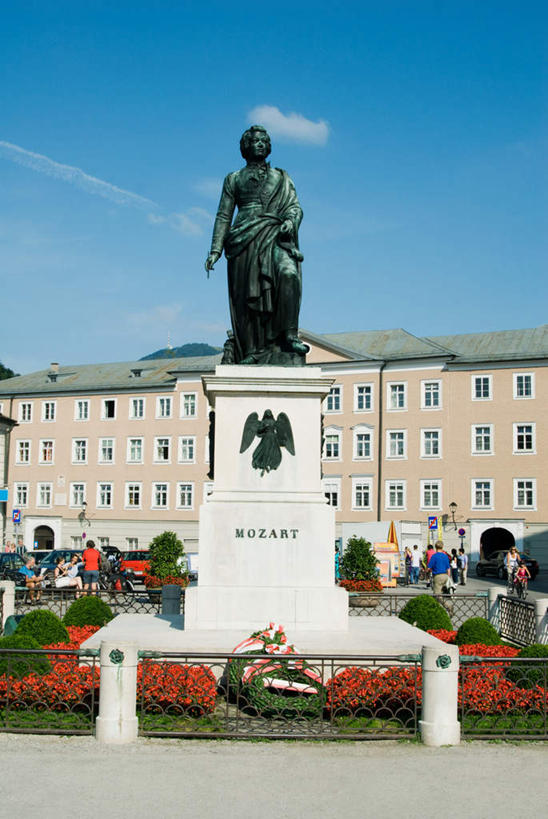 西方人,一个人,无人,家,站,竖图,室外,白天,仰视,民族服装,旅游,度假,草地,草坪,名胜古迹,植物,标志建筑,地标,建筑,雕塑,奥地利,欧洲,欧洲人,仅一个男性,仅一个人,阴影,遗迹,艺术,装饰,光线,雕刻,雕像,影子,房屋,屋子,云,云朵,公寓,建筑群,云彩,注视,古迹,文物,娱乐,建设,古建筑,洋房,楼房,住宅,草,树,树木,仅一个年轻男性,蓝色,绿色,白云,蓝天,天空,阳光,自然,工艺品,天,观察,看,站着,享受,休闲,旅游胜地,放松,生长,晴朗,成长,观看,纪念,美术,察看,关注,主题,陈列,古文明,中欧,首府,萨尔斯堡,莫扎特,功能,美学,奥地利共和国,漆雕,萨尔茨堡,萨尔茨堡州,沃尔夫冈.阿玛多伊斯.莫扎特,男人,男性,年轻男性,白种人,晴空,作曲家,站立,彩图,低角度拍摄,全身,传统服装,民俗服,房子