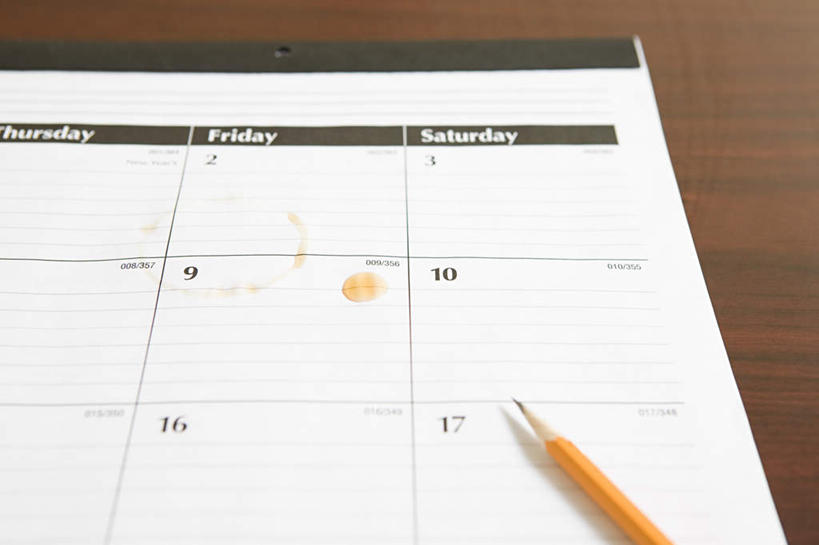 无人,横图,俯视,室内,特写,白天,桌面,桌子,静物,阴影,时间,反射,木制,笔,标志,数字,文字,影子,字符,办公用品,计时,标识,文具,木制品,铅笔,学习用品,阿拉伯数字,肮脏,文具用品,日期,一支,挂历,邋遢,龌龊,污秽,日历,彩图,高角度拍摄