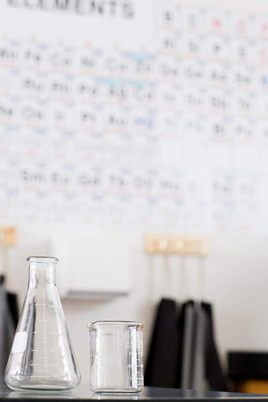 无人,学校,竖图,室内,特写,白天,正面,实验,仪器,一排,许多,朦胧,模糊,研究,整齐,透明,分析,化学,测试,英文,标志,烧瓶,文字,字符,字母,墙,标识,校园,墙壁,墙面,玻璃制品,排列,白色,玻璃瓶,瓶子,教室,器皿,英文字母,队列,元素周期表,玻璃仪器,试验耗材,实验用品,平底烧瓶,彩图