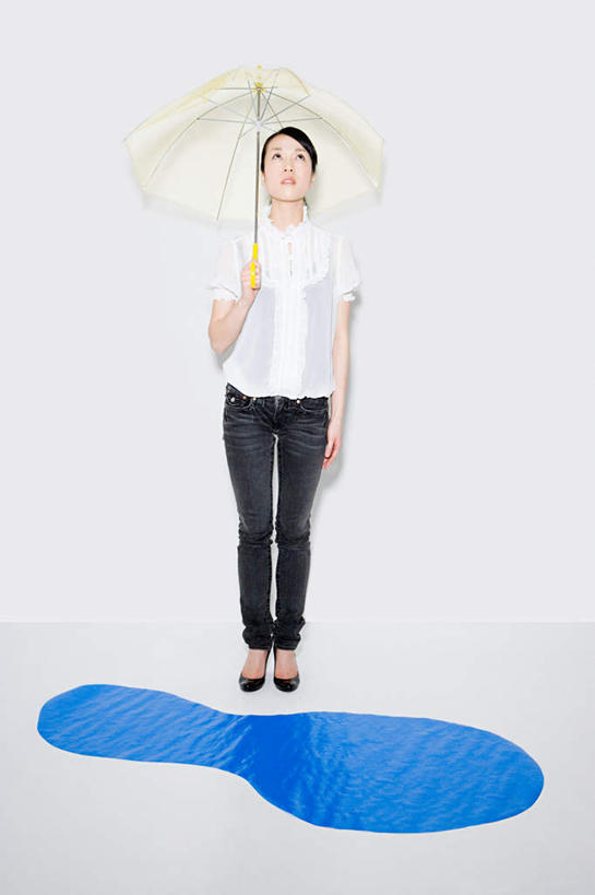 东方人,一个人,站,竖图,室内,白天,白色背景,正面,高跟鞋,时尚,鞋子,亚洲,仅一个年轻女性,仅一个女性,仅一个人,一把,一双,撑,服装,伞,雨伞,塑胶,注视,休闲装,黄种人,阳伞,衣服,蓝色,垫子,观察,看,站着,休闲,休闲服,摄影,服饰,塑胶制品,影棚,观看,察看,撑着,关注,时髦,时兴,水坑,年轻女性,女人,女性,亚洲人,站立,彩图,全身,影棚拍摄,拍摄
