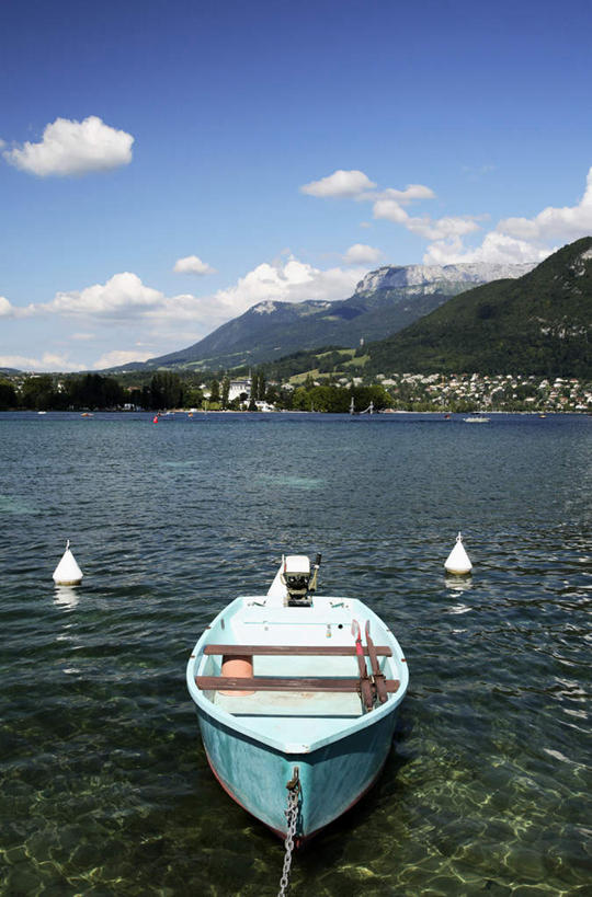 无人,竖图,室外,白天,正面,旅游,度假,湖,湖泊,石头,美景,山,山脉,水,植物,船,法国,欧洲,停靠,阴影,波纹,光线,石子,影子,湖面,景观,山峰,水流,水面,云,云朵,木船,涟漪,山峦,云彩,娱乐,树,树木,蓝色,绿色,白云,倒影,蓝天,水纹,天空,阳光,自然,交通工具,波浪,湖水,群山,天,享受,休闲,景色,放松,生长,晴朗,成长,倒映,舟,停泊,自然风光,载具,法兰西共和国,安纳西湖,水晕,法兰西第五共和国,反照,上萨瓦省,上萨瓦,石块,岩石,晴空,彩图,罗讷.阿尔卑斯,罗讷.阿尔卑斯大区