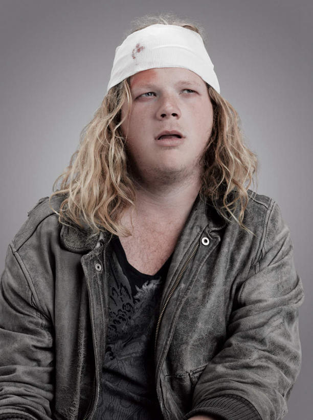 西方人,一个人,竖图,室内,白天,正面,帽子,欧洲,欧洲人,仅一个男性,仅一个人,灰色背景,服装,注视,休闲装,仅一个年轻男性,衣服,观察,看,张嘴,休闲,休闲服,摄影,服饰,影棚,观看,察看,关注,张大嘴巴,无边帽,男人,男性,年轻男性,白种人,张开嘴,半身,彩图,影棚拍摄,拍摄