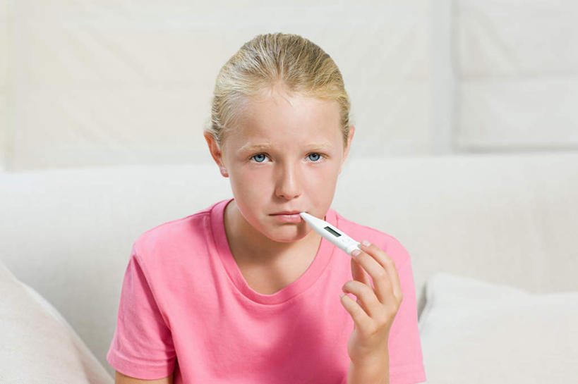 西方人,儿童,一个人,客厅,坐,横图,室内,白天,正面,纯洁,安全,靠垫,沙发,生活用品,欧洲,欧洲人,仅一个女性,仅一个人,咬,服装,朦胧,模糊,医学,测量,器材,温度计,墙,靠枕,注视,休闲装,显示屏,墙壁,墙面,一个,小孩,衣服,红色,白色,体温计,垫子,枕头,观察,看,仅一个小孩,休闲,休闲服,可爱,童年,童趣,服饰,单个,观看,快速,温度,咬着,察看,感冒,医疗,卫生,准确,起居室,体温,关注,精度,精准,发烧,电子温度计,电子体温计,布艺沙发,童真,烂漫,无邪,流感,物理,感温头,温度传感器,读数,快捷,医用温度计,量温棒,热电偶,发热,客堂,天真,女孩,女人,女性,白种人,孩子,坐着,半身,彩图,女生