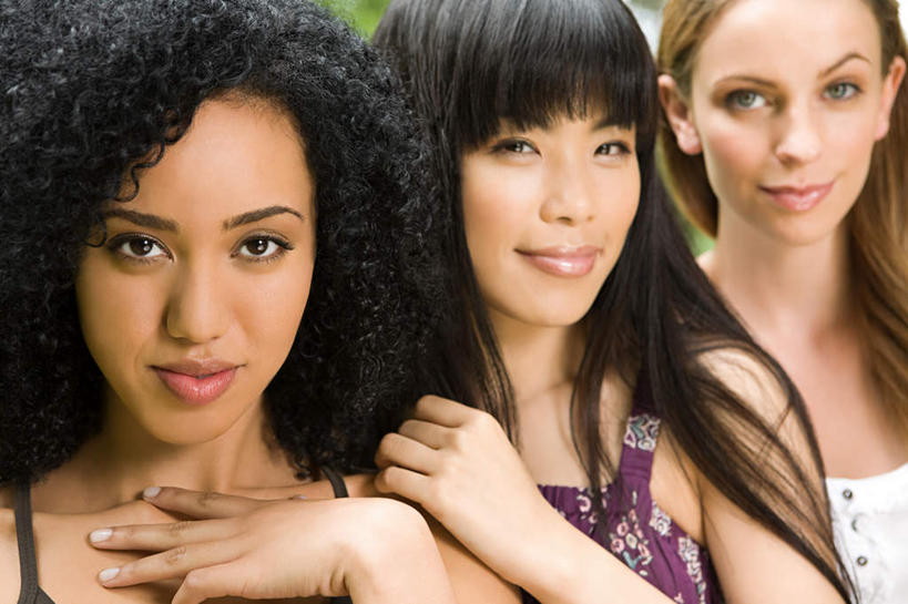 东方人,西方人,脸,头,脸颊,手,头发,三个人,伙伴,朋友,笑,摸,微笑,横图,室外,特写,白天,正面,友谊,草地,草坪,植物,欧洲,非洲,黑人,欧洲人,亚洲,一排,抚摸,服装,整齐,注视,休闲装,黄种人,草,树,树木,排列,衣服,绿色,黑色,自然,观察,看,休闲,手部,休闲服,服饰,生长,成长,观看,察看,队列,关注,友情,年轻女性,女人,女性,白种人,非洲人,亚洲人,头部,长发,卷发,直发,脸部,脸蛋,面部,触摸,接触,半身,彩图