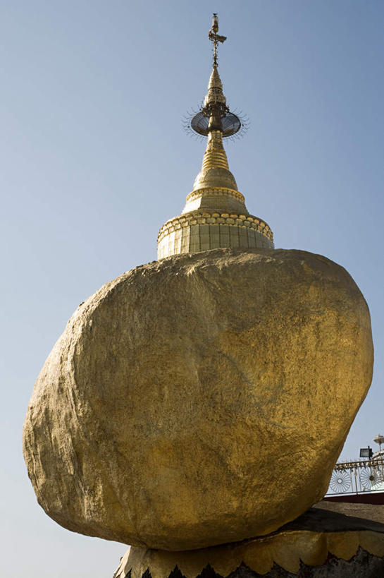 无人,寺庙,竖图,室外,白天,仰视,旅游,度假,石头,名胜古迹,标志建筑,地标,建筑,缅甸,亚洲,阴影,遗迹,光线,石子,影子,塔,古迹,文物,娱乐,建设,古建筑,宝塔,蓝色,蓝天,天空,阳光,庙宇,天,享受,休闲,金色,旅游胜地,放松,东南亚,晴朗,古文明,万里无云,缅甸联邦,浮图,浮屠,大金石,洁梯优佛塔,石块,岩石,晴空,晴空万里,彩图,低角度拍摄,庙,寺