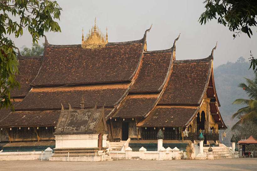 无人,寺庙,横图,室外,白天,正面,旅游,度假,名胜古迹,植物,标志建筑,地标,建筑,老挝,亚洲,阴影,节日,遗迹,光线,影子,燃烧,古迹,文化,文物,娱乐,建设,古建筑,树,树木,蓝色,绿色,蓝天,天空,阳光,自然,香火,庙宇,天,祈祷,享受,休闲,健康,旅游胜地,放松,许愿,宗教,东南亚,信仰,生长,晴朗,成长,纪念,祈求,古文明,万里无云,老挝人民民主共和国,琅勃拉邦省,香通寺,平安,晴空,晴空万里,彩图,庙,寺