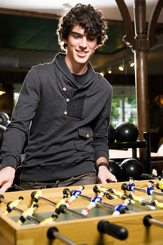 西方人,一个人,站,笑,微笑,露齿笑,竖图,室内,白天,正面,锻炼,游戏,运动,足球,欧洲,欧洲人,仅一个男性,仅一个人,握,阴影,服装,反射,影子,玩,注视,休闲装,娱乐,仅一个年轻男性,衣服,低头,观察,看,站着,休闲,休闲服,握着,服饰,观看,活动,察看,发泄,关注,消遣,智力,桌式足球,桌上足球,宣泄,体育,男人,男性,年轻男性,白种人,玩耍,嬉戏,站立,半身,彩图,健身