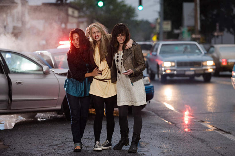 西方人,三个人,伙伴,朋友,站,抱,横图,室外,白天,正面,友谊,安全,植物,道路,路,公路,汽车,欧洲,欧洲人,服装,朦胧,模糊,红绿灯,信号灯,交通,注视,休闲装,车,树,树木,衣服,绿色,自然,交通工具,轿车,观察,看,站着,休闲,疼痛,休闲服,警示,服饰,生长,成长,抱着,观看,悲伤,察看,搂着,关注,提示,灾难,载具,痛苦,受伤,流通,车祸,交通信号灯,行人信号灯,疾苦,苦楚,友情,年轻女性,女人,女性,白种人,马路,搂,搂抱,站立,彩图,全身