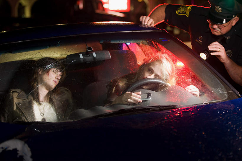 西方人,三个人,伙伴,朋友,交警,站,坐,闭眼,横图,室外,夜晚,正面,工作服,制服,友谊,机器,仪器,窗户,汽车,帽子,照明,欧洲,欧洲人,一辆,握,阴影,服装,朦胧,模糊,光线,影子,灯光,注视,休闲装,设备,玻璃窗,车,灯,一个,衣服,车窗,方向盘,交通工具,轿车,观察,驾驶,看,靠,靠着,行驶,站着,休闲,休闲服,握着,服饰,军帽,单个,观看,照亮,控制,察看,照明设备,关注,灾难,载具,手电筒,受伤,电筒,手电,车祸,一顶,工作制服,劫难,磨难,灾祸,友情,年轻女性,女人,女性,中年男性,白种人,交通管理员,交通警察,闭眼睛,闭着眼,闭着眼睛,站立,坐着,半身,彩图,工作套服,灾害