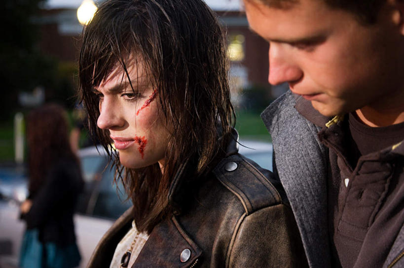 西方人,脸,头,脸颊,三个人,伙伴,朋友,站,横图,室外,特写,白天,正面,友谊,汽车,欧洲,欧洲人,一辆,服装,朦胧,模糊,注视,休闲装,肩膀,车,衣服,红色,交通工具,轿车,观察,看,站着,休闲,休闲服,血液,服饰,观看,察看,伤口,夹克,关注,灾难,载具,受伤,车祸,劫难,磨难,灾祸,茄克,友情,男人,男性,年轻男性,年轻女性,女人,女性,白种人,头部,脸部,脸蛋,面部,站立,半身,彩图,灾害