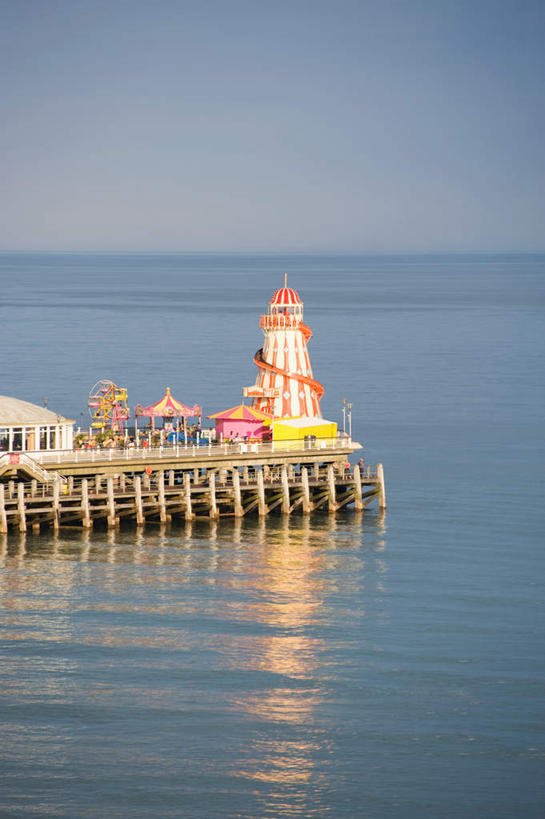 无人,码头,竖图,室外,白天,正面,旅游,度假,海浪,海洋,美景,道路,港口,英国,欧洲,信息,景观,浪花,水平线,辽阔,灯塔,交通,海平线,方向,娱乐,蓝色,蓝天,天空,自然,海水,天,享受,休闲,广阔,景色,放松,晴朗,引导,指引,一望无际,西欧,自然风光,大不列颠,海景,多塞特郡,大不列颠及北爱尔兰联合王国,万里无云,一栋,大不列颠联合王国,日不落英帝国,航标,无边无际,一马平川,多塞特,伯恩茅斯,大海,风浪,海,海水的波动,近岸浪,涌浪,晴空,晴空万里,彩图,摆渡口,埠头,渡口,渡头,港湾,海港,货运码头,口岸,商港,水天相接,水天一线,导航