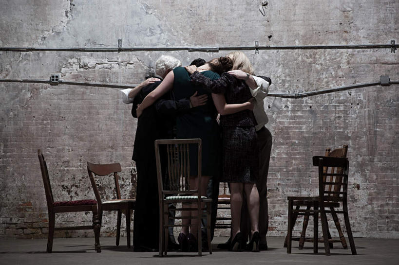 西方人,同事,商务人士,商务男性,商务女性,站,抱,横图,室内,白天,衬衫,成功,合作,团队,集体,信心,椅子,欧洲,欧洲人,五个人,阴影,套装,环绕,围绕,反射,影子,木椅,墙,许多人,环抱,队伍,墙壁,墙面,背面,灰色,站着,一群人,五把,抱着,领导,搂着,成就,商务装,合伙,领袖,工薪阶层,萦绕,老年男性,男人,男性,年轻女性,女人,女性,中年男性,中年女性,白种人,白领,上班族,搂,搂抱,站立,彩图,全身,衬衣