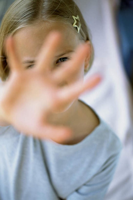 西方人,儿童,手,一个人,站,竖图,室内,特写,白天,正面,纯洁,欧洲,欧洲人,仅一个女性,仅一个人,阴影,服装,朦胧,模糊,反射,影子,休闲装,小孩,衣服,发夹,伸,站着,仅一个小孩,休闲,手部,休闲服,可爱,童年,童趣,服饰,单手,阻止,童真,烂漫,无邪,天真,女孩,女人,女性,白种人,孩子,站立,半身,彩图,女生