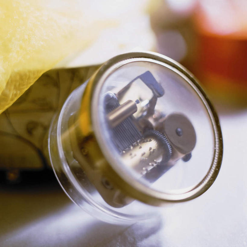 无人,方图,俯视,室内,特写,白天,游戏,桌面,桌子,玩具,阴影,朦胧,模糊,反射,木制,影子,玩,娱乐,一个,木制品,休闲,益智,单个,活动,八音盒,发泄,消遣,智力,宣泄,玩耍,嬉戏,彩图,高角度拍摄