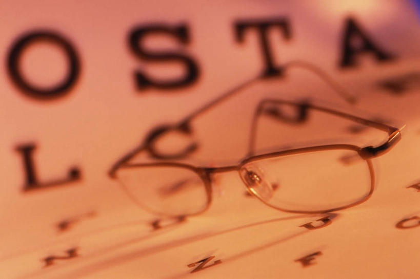 无人,横图,室内,特写,白天,正面,静物,一排,阴影,整齐,并列,并排,反射,英文,标志,图表,文字,眼镜,影子,字符,字母,标识,排列,黑色,英文字母,医疗设备,队列,医疗器械,视力表,平行,医疗工具,近视眼镜,检测工具,彩图