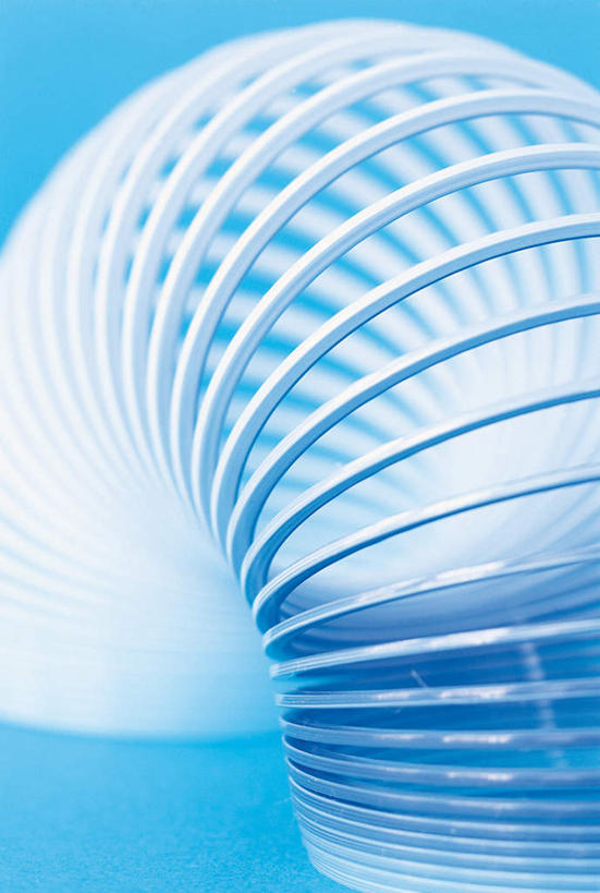 无人,竖图,俯视,室内,特写,白天,游戏,桌面,桌子,静物,玩具,金属制品,一排,蓝色背景,整齐,金属,木制,圈,玩,娱乐,排列,木制品,休闲,益智,摄影,影棚,活动,队列,发泄,消遣,智力,宣泄,玩耍,嬉戏,彩图,高角度拍摄,影棚拍摄,拍摄