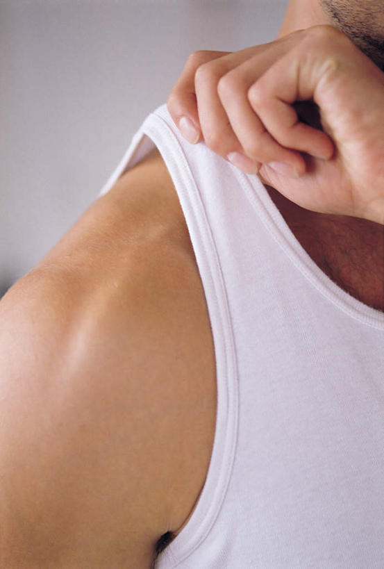 西方人,手,一个人,竖图,室内,特写,白天,正面,欧洲,欧洲人,仅一个男性,仅一个人,灰色背景,服装,休闲装,仅一个年轻男性,衣服,白色,休闲,手部,休闲服,摄影,服饰,影棚,单手,调整,男人,男性,年轻男性,白种人,半身,彩图,影棚拍摄,拍摄