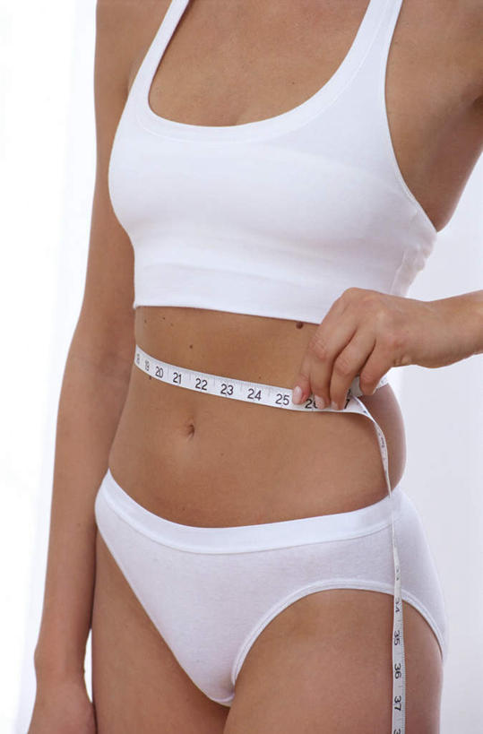 西方人,一个人,站,竖图,室内,白天,白色背景,正面,欧洲,欧洲人,仅一个年轻女性,仅一个女性,仅一个人,握,内裤,服装,测量,背心,皮尺,刻度,一个,衣服,白色,尺,站着,保养,握着,保健,服饰,单个,测量工具,尺子,减肥,腰围尺,衣着,穿着,瘦身,量具,量仪,塑料卷尺,衣饰,露脐装,年轻女性,女人,女性,白种人,站立,半身,彩图
