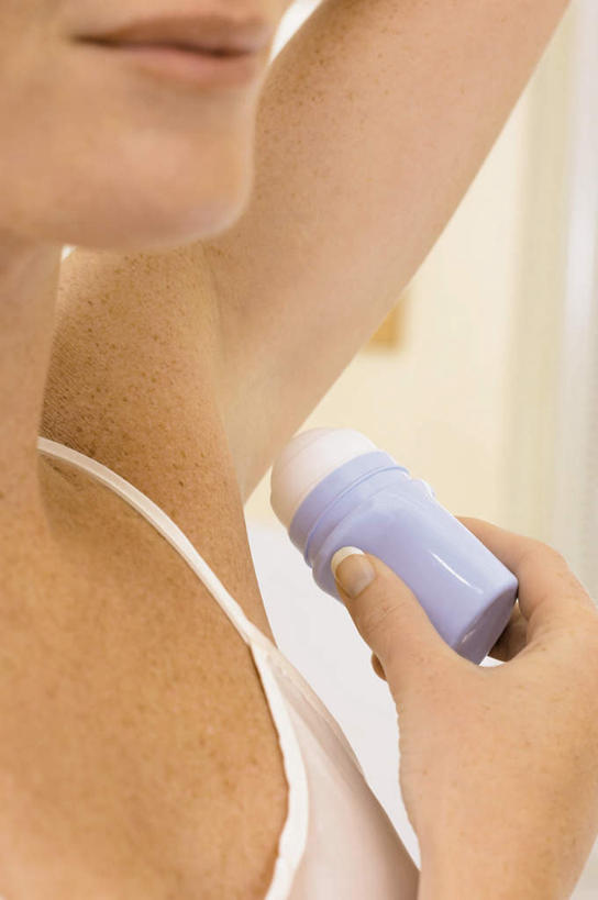 西方人,脸,头,脸颊,手,一个人,站,举,笑,微笑,横图,室内,特写,白天,正面,化妆,美容,吊带,欧洲,欧洲人,双手,仅一个年轻女性,仅一个女性,仅一个人,护肤,握,服装,美白,拿,拿着,吊带衫,肩膀,衣服,清洁,托,站着,保养,享受,休闲,手部,放松,去角质,握着,保健,服饰,保湿,滋润,衣着,穿着,去死皮,舒缓,除臭剂,养颜,走珠,去污,控油,紧肤,嫩肤,祛痘,去痘,祛角质,抗衰,再生,增白,补水,祛斑,抗皱,防皱,除皱,去皱,止汗露,衣饰,年轻女性,女人,女性,白种人,头部,脸部,脸蛋,面部,举起,举手,举着,向上举,向上伸,向上托,站立,半身,彩图