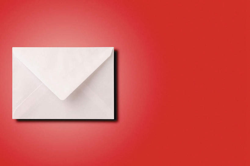 无人,横图,俯视,室内,特写,白天,桌面,桌子,静物,红色背景,木制,信封,一个,木制品,摄影,影棚,单个,信件,函件,彩图,高角度拍摄,影棚拍摄,拍摄